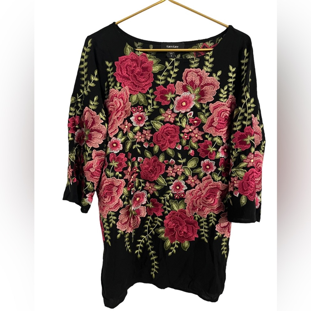 Karen Kane embroidered floral top Size Sm